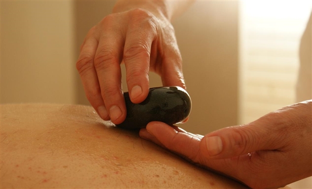Hot-Stone-Massage – mit wohlig-warmen Steinen Verspannungen lösen