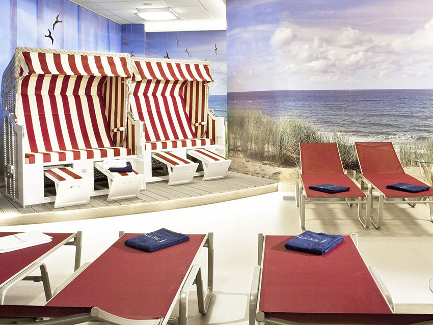 Liegen und Strandkörbe in der Ruhewelt STrand & Meer